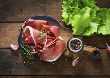 Tapar con un trapo el jamón es un disparate. Errores al comerlo en casa