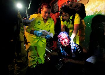 Comandos de Salvamento atienden a un herido en San Salvador.