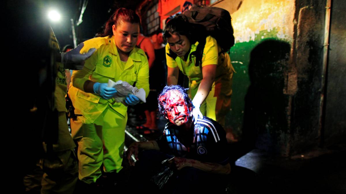 Comandos de Salvamento atienden a un herido en San Salvador.