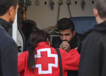 Trabajadores del SEM atienden a uno de los 10 refugiados hallados esta ma&ntilde;ana en Barcelona.