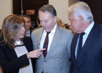 La presidenta de la Junta de Andalucía, Susana Díaz, intercambia bromas con el ex presidente del gobierno Felipe Gonzalez en el foro Joly en Sevilla.