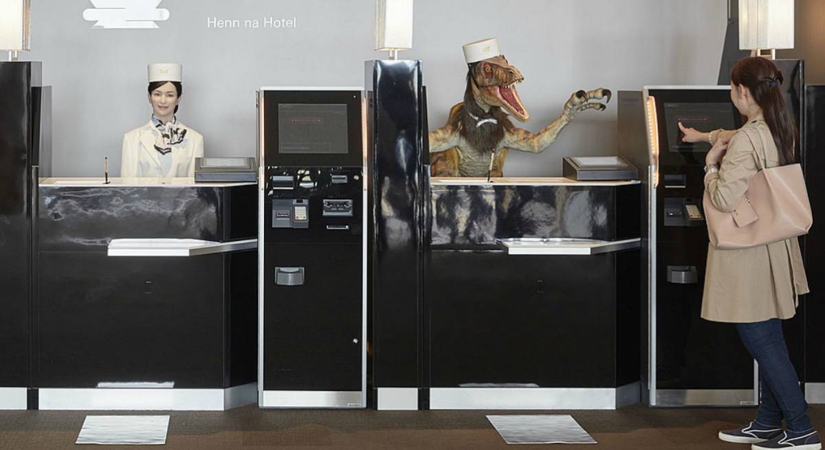Recepción de robots en el hotel Henn-na de Nagasaki.