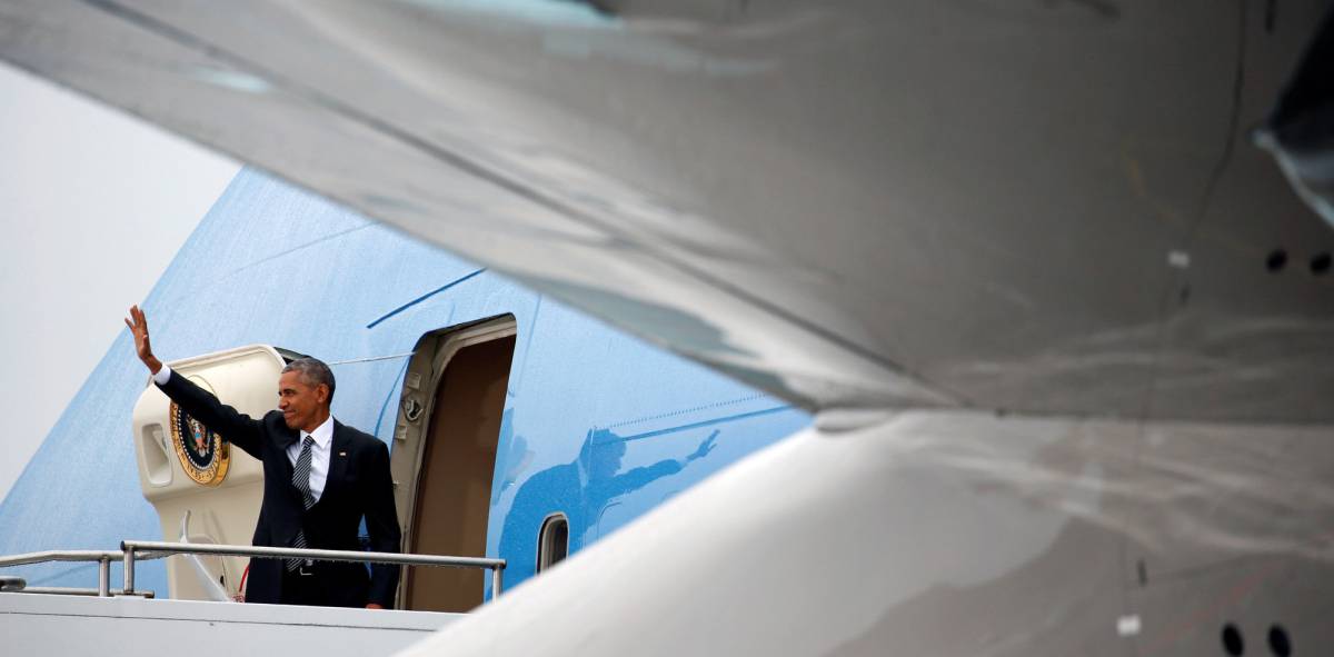 El presidente estadounidense Barack Obama sube a su avión privado.