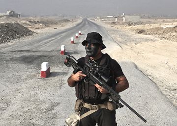 Un soldado americano y uno iraqu&iacute;, cerca de Mosul (Irak).