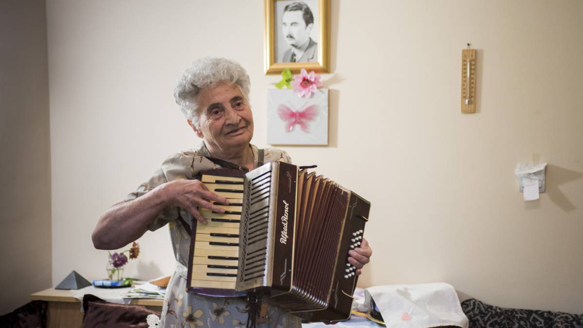 Angelina Arsova, de 85 años trabajaba como ingeniera de la construcción. Hoy vive en el asilo de Kutovo, en Vidin, Bulgaria.