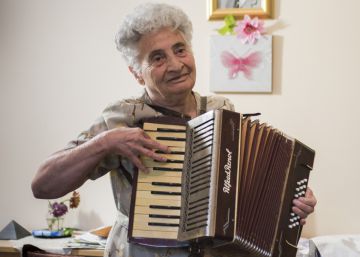 Angelina Arsova, de 85 años trabajaba como ingeniera de la construcción. Hoy vive en el asilo de Kutovo, en Vidin, Bulgaria.