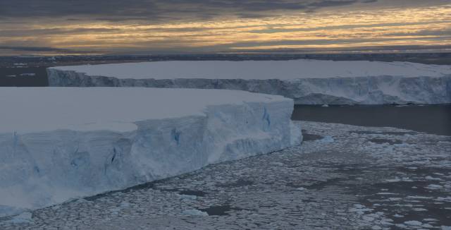 El glaciar Pine Island, al fondo, tras los dos iceberg.