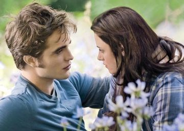 Edward Cullen (interpretado por Robert Pattinsono) y Bella Swan (Kristen Stewart), en un fotograma de Crep&uacute;sculo.