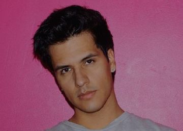 El cantante Juan Gabriel y, a la derecha, su hijo Luis Alberto Aguilera. 