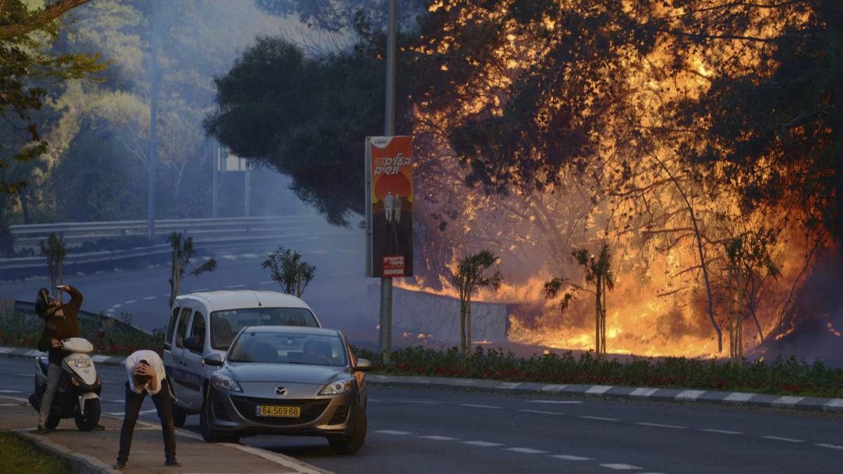 Incendio forestal en un barrio de la ciudad de Haifa.