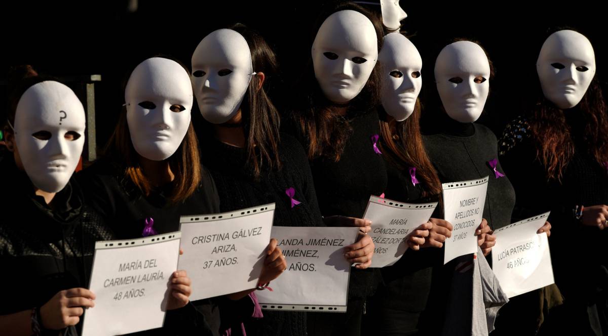 Un grupo de estudiantes portan el nombre de las víctimas de violencia de género, en Oviedo.