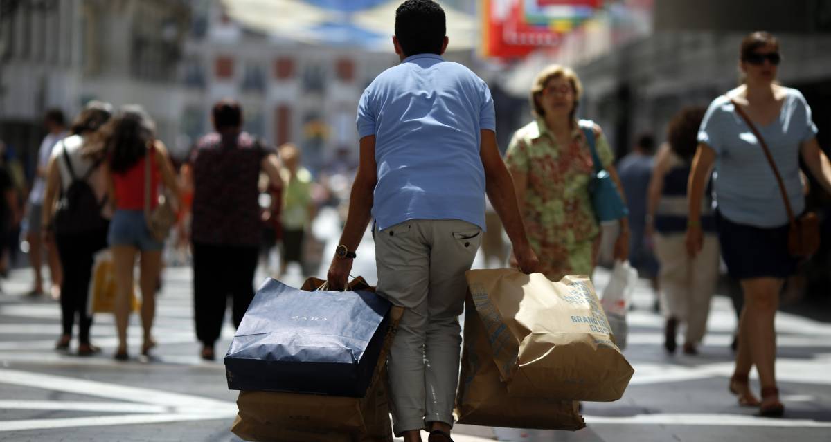 Un viandante con varias bolsas de tiendas en la calle de Preciados (Madrid). 