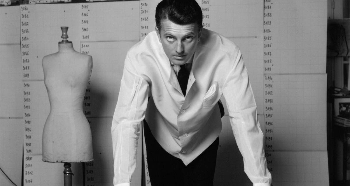 Hubert de Givenchy, en su estudio de Par&iacute;s a mediados de los 50.