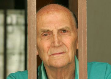 Marcos Ana fotografiado en la c&aacute;rcel de Oca&ntilde;a, en la que estuvo preso.