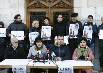 Ediles de varios pueblos de Navarra en un acto de rechazo a la versi&oacute;n de que dos miembros de la Guardia Cil y sus parejas fueran apaleados deliberadamente en Alsasua. 