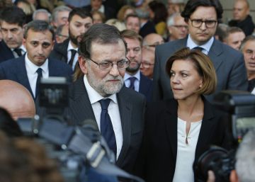 Mariano Rajoy y Mar&iacute;a Dolores de Cospedal a la salida del funeral por Rita Barber&aacute;.
