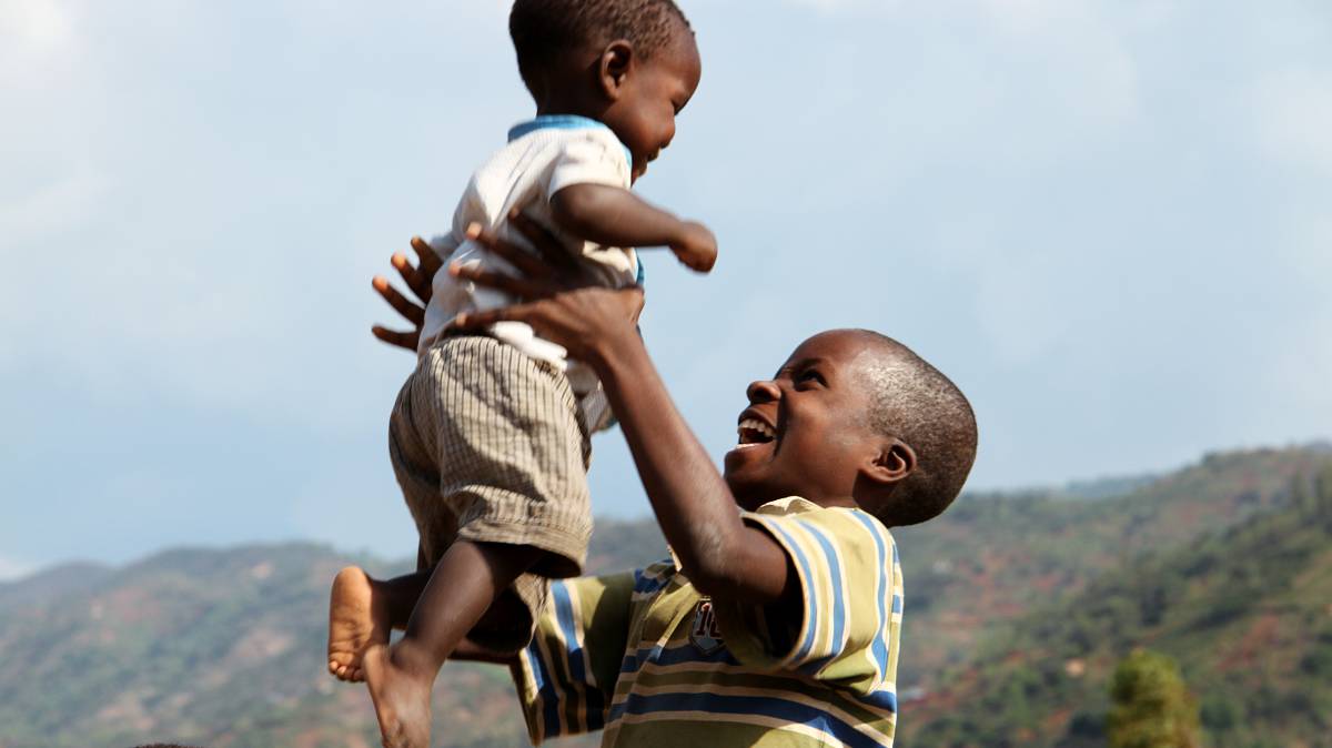 Dos niños juegan en un centro de atención psicosocial para menores afectados por la violencia en el barrio de Kamesa (Bujumbura).
