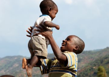Dos niños juegan en un centro de atención psicosocial para menores afectados por la violencia en el barrio de Kamesa (Bujumbura).