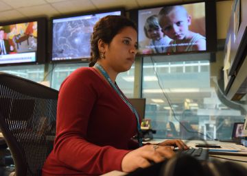 La oficial de emergencias Bia Albernaz monitorea las crisis humanitarias emergentes y existentes en el Centro de Operaciones de Unicef en Nueva York.