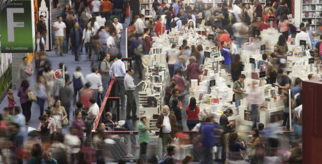 Asistentes a la FIL en 2015.