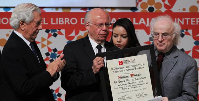 Manea recibe el premio de Vargas Llosa y José Narro.