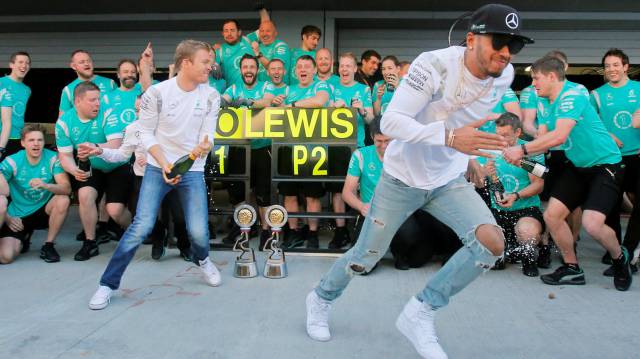 Rosberg y Hamilton celebran junto a su equipo en Sochi.