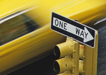  Un taxi en movimiento en Manhattan, Nueva York.rn 