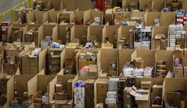 Jóvenes trabajadores de Amazon en la sede de San Fernando de Henares (Madrid).