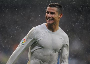 MADRID, SPAIN - NOVEMBER 26: Cristiano Ronaldo of Real Madrid reacts during the La Liga match between Real Madrid CF and Real Sporting de Gijon at Estadio Santiago Bernabeu on November 26, 2016 in Madrid, Spain. (Photo by Denis DoyleGetty Images)