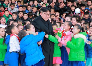 El l&iacute;der norcoreano Kim Jong Un es abrazado por ni&ntilde;os durante su visita al condado de Samjiyon (Corea del Norte).