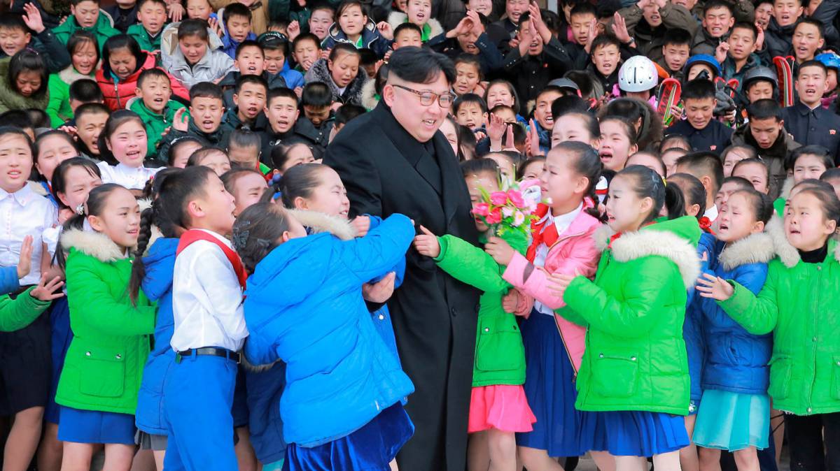 El líder norcoreano Kim Jong Un es abrazado por niños durante su visita al condado de Samjiyon (Corea del Norte).