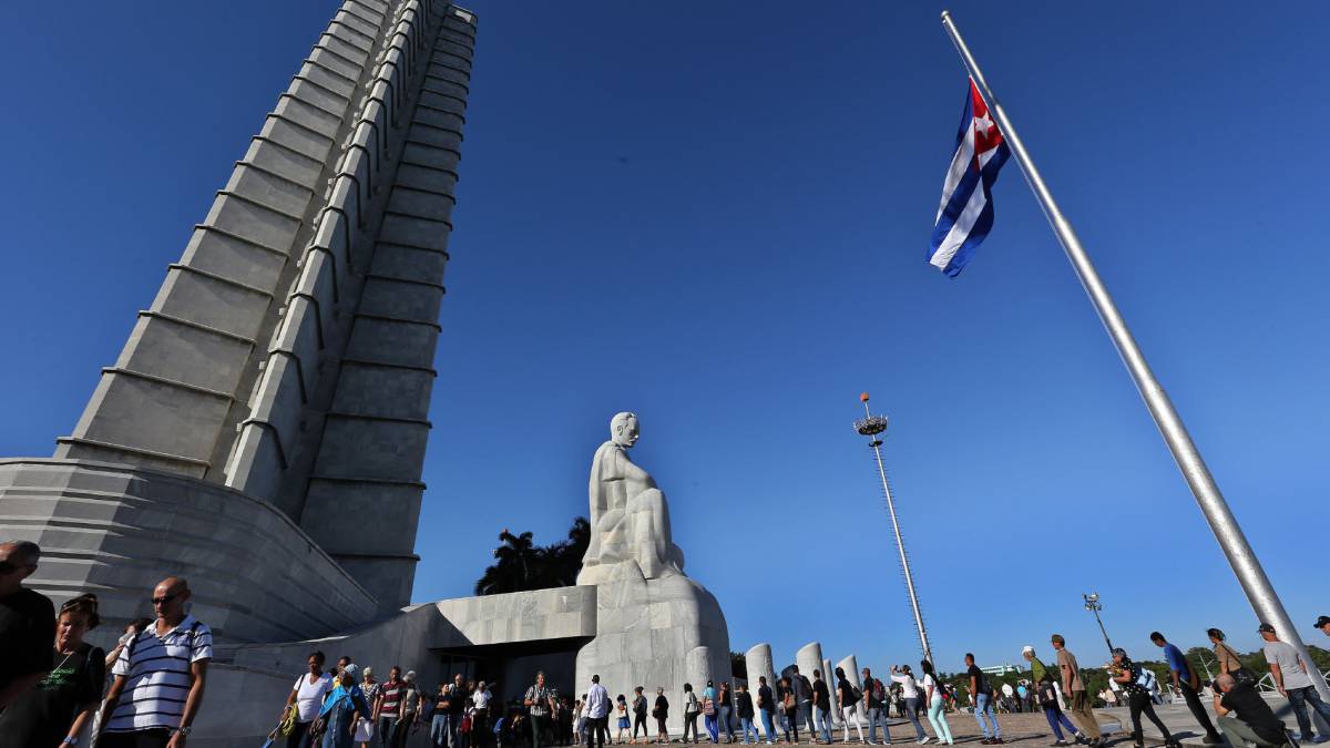 Miles de personas hacen fila para rendir homenaje al fallecido líder cubano Fidel Castro en la Plaza de la Revolución de La Habana (Cuba).