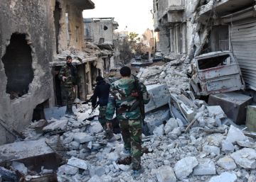 Fuerzas gubernamentales recorren las calles de Alepo.