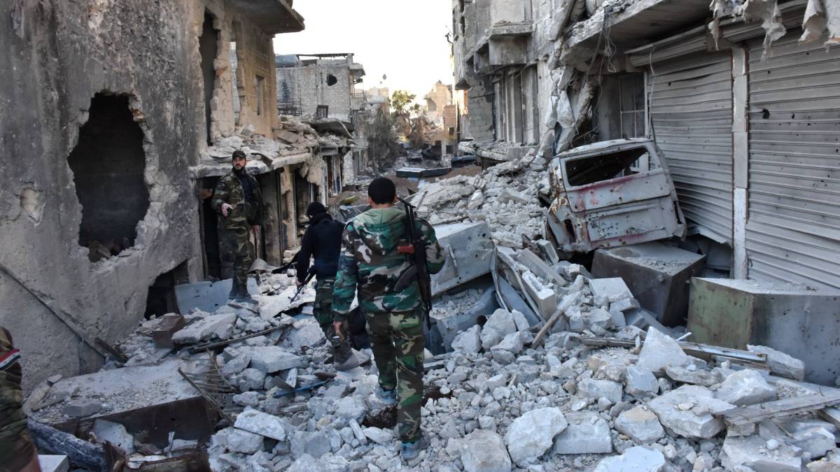 Fuerzas gubernamentales recorren las calles de Alepo.
