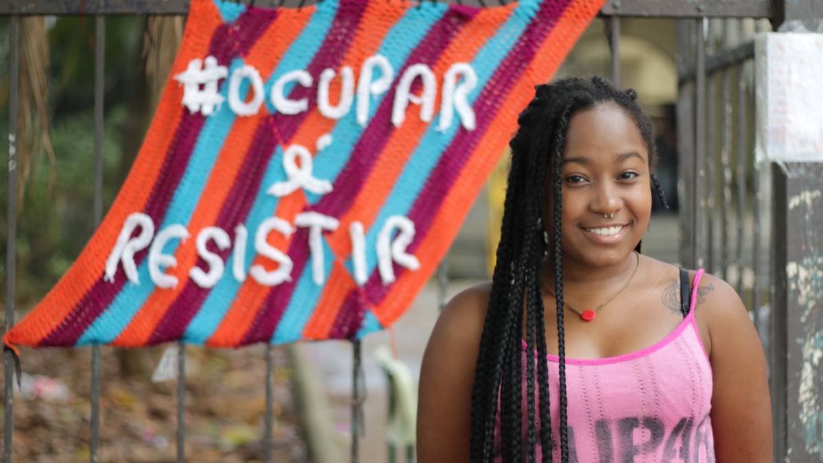 Marcela Reis, menina luchadora de la Escuela Estadual Fernão Dias, defiende la Ocupación y la Resistencia para conseguir una escuela “donde las chicas puedan vestir como quieran, donde se hable de la cultura negra y no solo de los portugueses”.