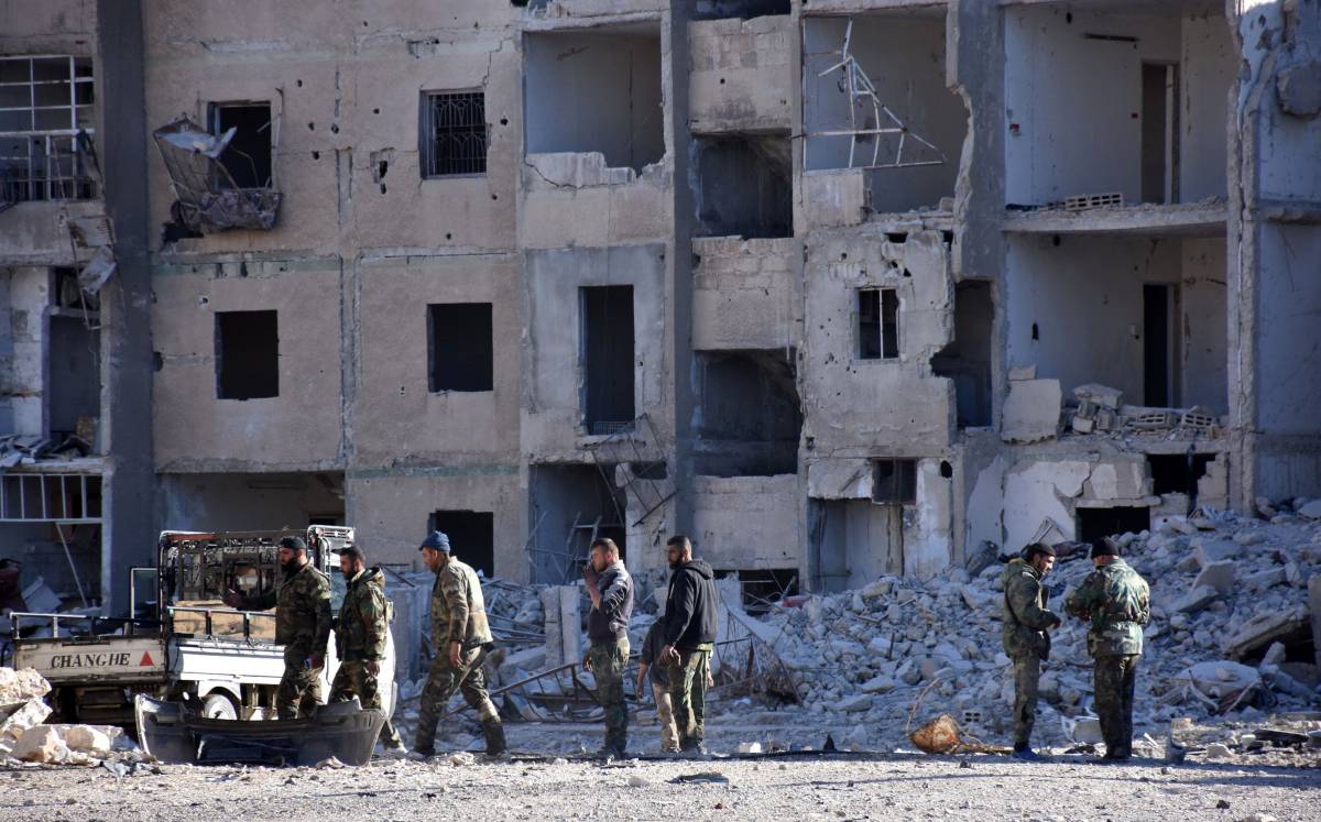 Fuerzas progubernamentales inspeccionan una zona en el este de Alepo tomada a los rebeldes.