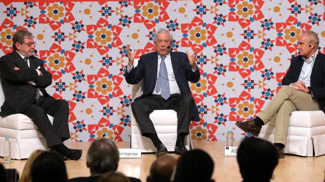 Juan Luis Cebrián, Mario Vargas Llosa y Antonio Caño.