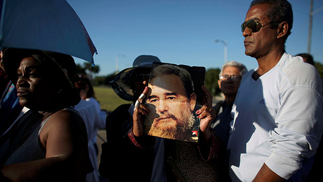 Varias personas en la plaza de la Revolución.