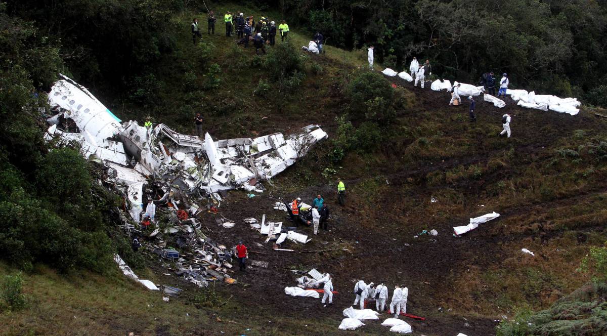 Vista general de las labores de rescate en el avi&oacute;n boliviano accidentado en el municipio de La Ceja (Colombia).
