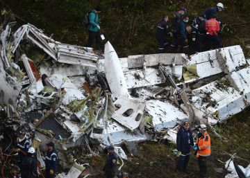 Rescue teams work in the recovery of the bodies of victims of the LAMIA airlines charter that crashed in the mountains of Cerro Gordo, municipality of La Union, Colombia, on November 29, 2016 carrying members of the Brazilian football team Chapecoense Real.  A charter plane carrying the Brazilian football team crashed in the mountains in Colombia late Monday, killing as many as 75 people, officials said.  AFP PHOTO  STR  Raul ARBOLEDA