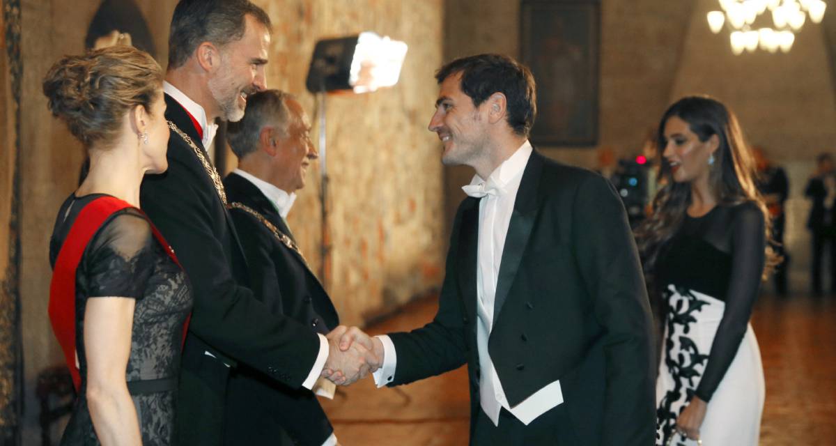 Los Reyes de Espa&ntilde;a, el presidente de la Rep&uacute;blica de Portugal, Marcelo Rebelo de Sousa saludan a Iker Casillas y a Sara Carbonero.