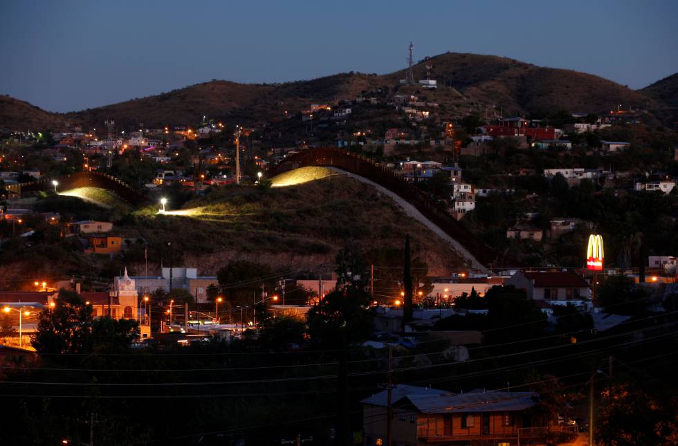 Un muro separa las ciudades de Nogales (México) y Nogales, Arizona (Estados Unidos). rn rn