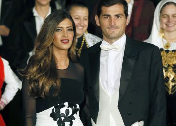 GRA550. GUIMARAES (PORTUGAL), 28112016.- El futbolista Iker Casillas y a su esposa Sara Carbonero (i), antes de la cena de gala ofrecida esta noche en honor de los Reyes de España en el Palacio de los Duques de Bragança, en Guimaraes. EFELavandeira jr. ***POOL***