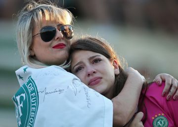 Aficionadas del Chapecoense rinden un homenaje a su equipo. 