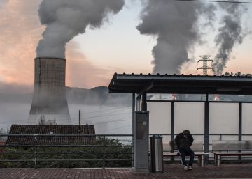 Un trabajador espera en la estaci&oacute;n de Entrepuentes (Asturias). 