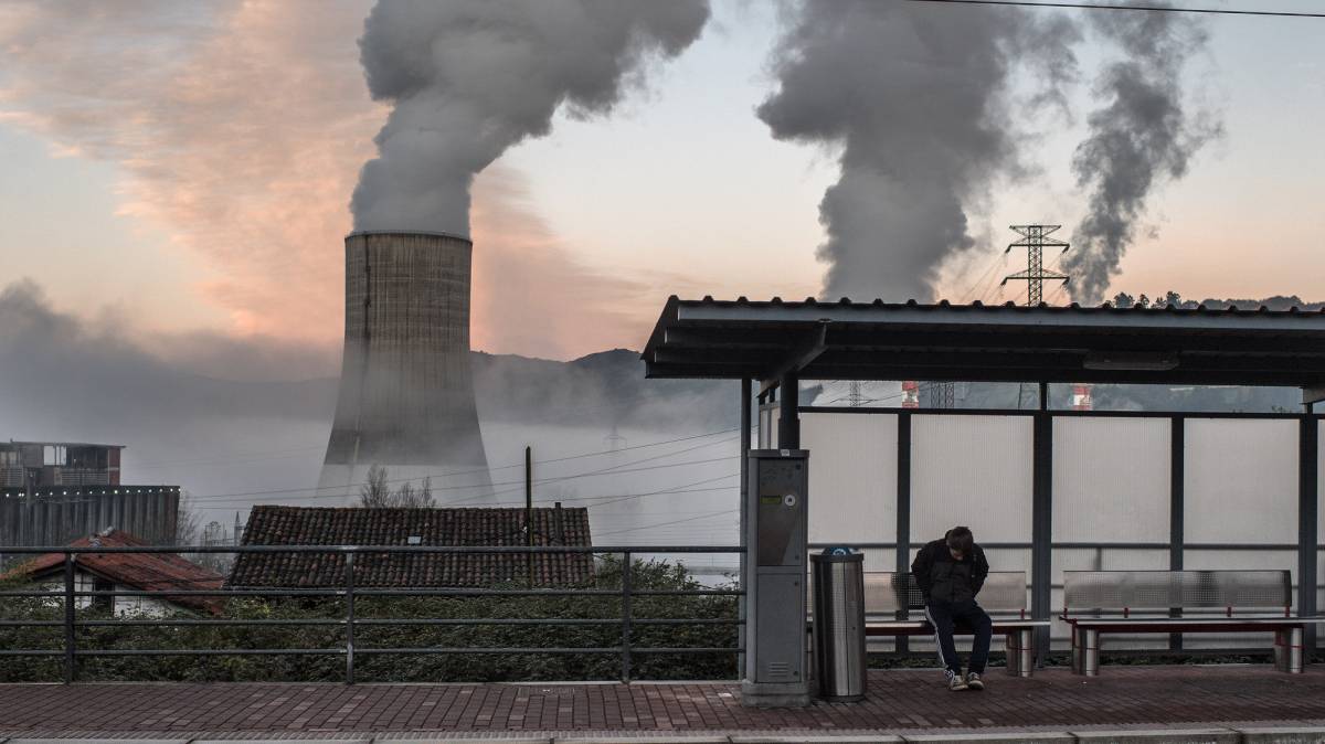 Un trabajador espera en la estación de Entrepuentes (Asturias).