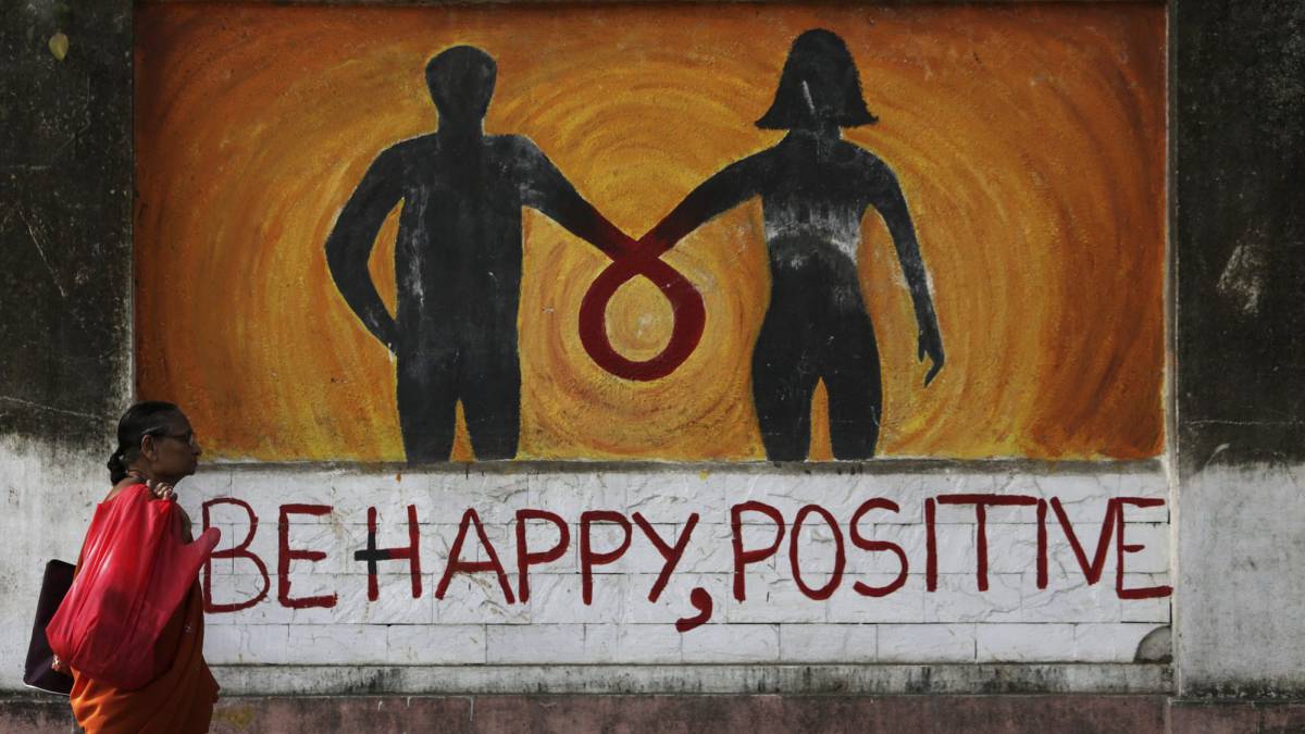 Un mural decorado por el D&iacute;a Mundial del Sida, en Bombay (India). 