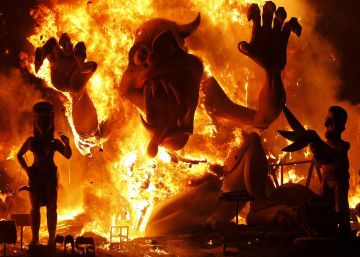 Efigies en llamas durante el final de las Fallas de Valencia. 