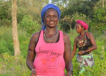 una campesina de la aldea de Kolindinto Futa (Senegal), recogiendo pimientos en una puerta de su propiedad. 