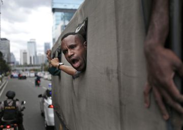Un manifestante de Pap&uacute;a Occidental grita consignas mientras que &eacute;l y otros son llevados en un cami&oacute;n de la polic&iacute;a durante una manifestaci&oacute;n que ped&iacute;a la independencia de la regi&oacute;n remota, en Jakarta (Indonesia).